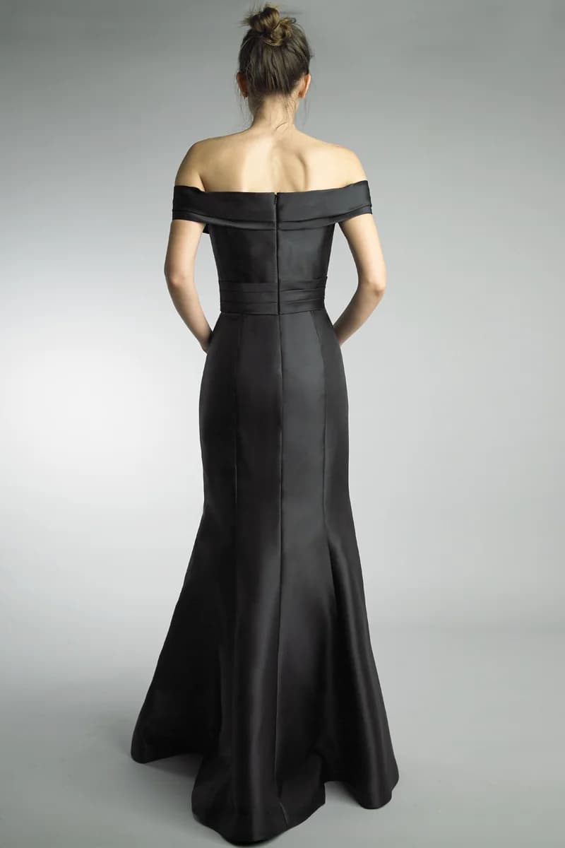 Sleeveless gown with bow view 3